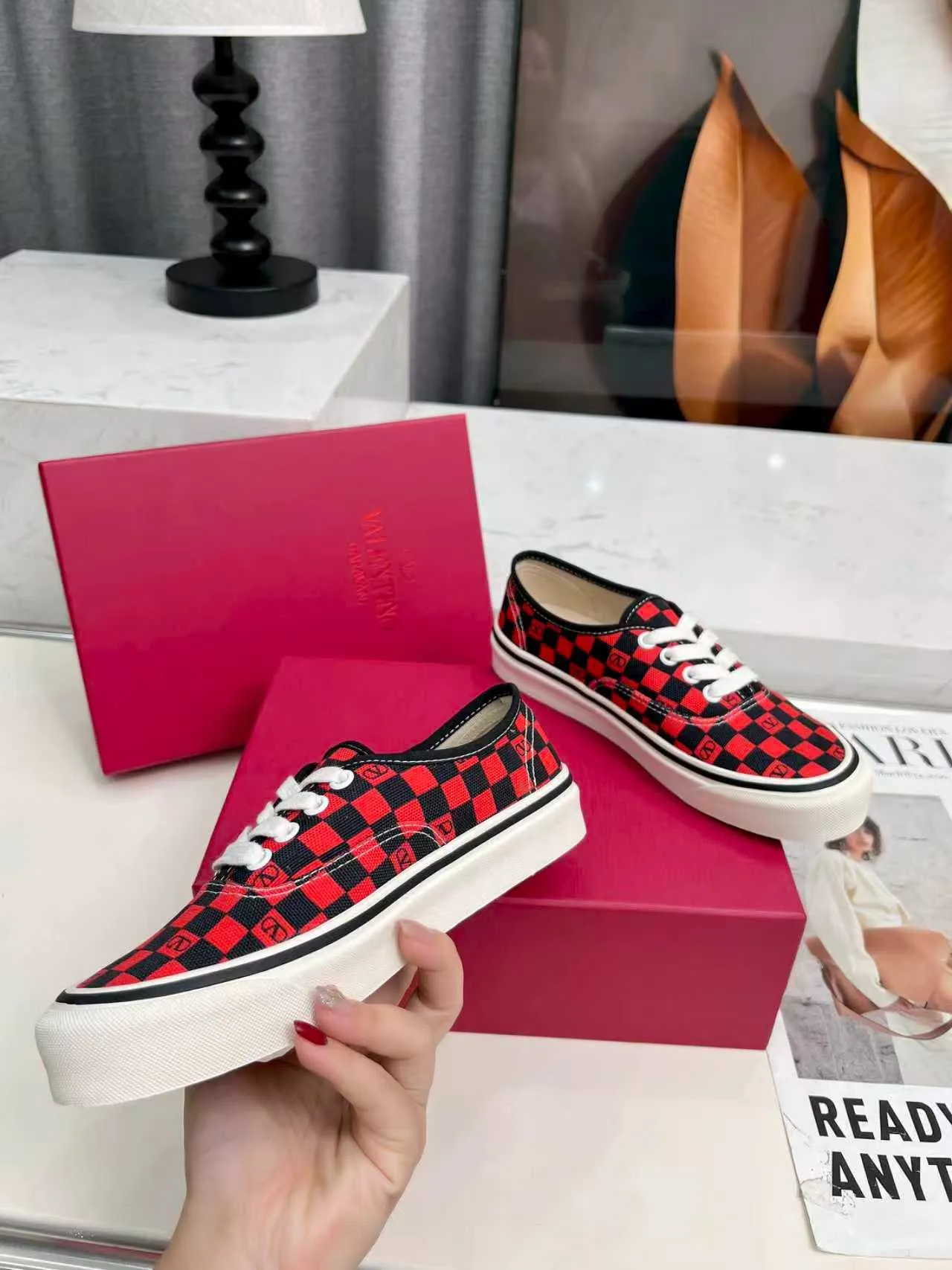 [Valentino Giving classic shoes a personality that spans the ages. Many celebrities - Jolin Tsai. Yang Zi. Liu Wen. Ma Baiquan. Choi Soobin. freen. Song Zuer. JJ Lin. zel. Cecilia Cheung. shark. Xin Yunlai...same style.